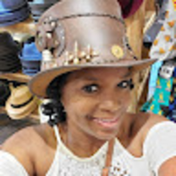 Meet your Posher, Cynthia - Picture 1 of 1